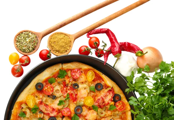 Färgglada sammansättning av läckra pizza, grönsaker och kryddor på vit bakgrund närbild — Stockfoto