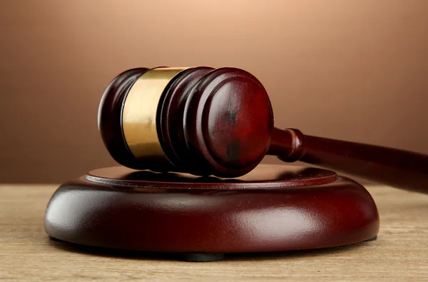 Holzgabel auf Holztisch, auf braunem Hintergrund — Stockfoto