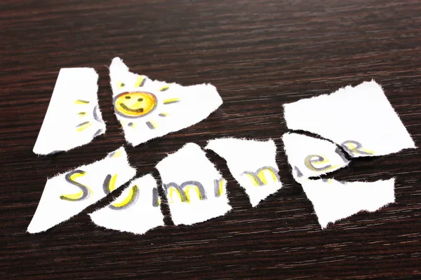Roztrhaný papír se slovy v létě close-up na dřevěný stůl — Stock fotografie
