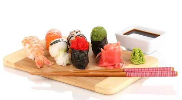 Köstliches Sushi serviert auf Holzbrett isoliert auf weiß — Stockfoto