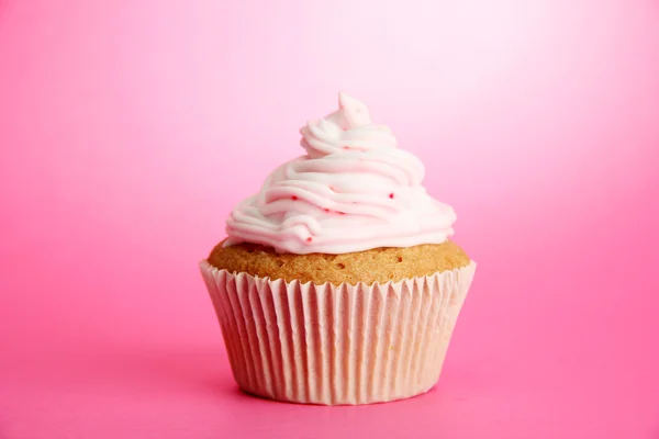Cupcake saboroso, no fundo rosa — Fotografia de Stock