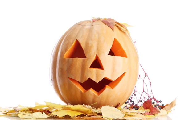 Calabaza de halloween y hojas de otoño, aisladas en blanco — Foto de Stock