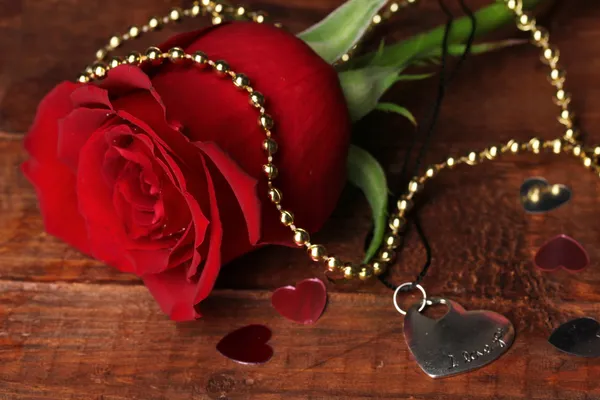 Pendentif coeur avec rose rouge — Photo