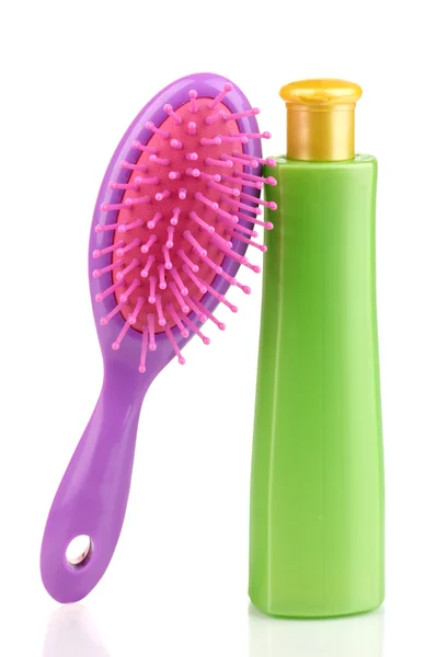 Mor saç fırçası ile üzerine beyaz izole saçlar için şampuan — Stok fotoğraf
