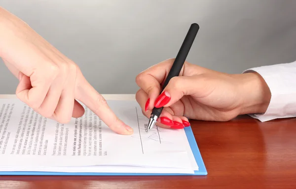 Ondertekening van het Verdrag betreffende de houten tafel op kleur achtergrond — Stockfoto