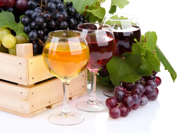 杯酒和葡萄在木箱，孤立在白色的分类 — 图库照片