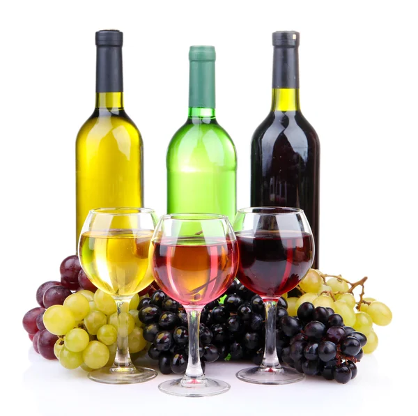 Flaschen und Gläser Wein und verschiedene Trauben, isoliert auf weiß — Stockfoto