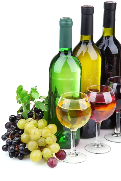 Botellas y copas de vino y surtido de uvas, aisladas sobre blanco — Foto de Stock