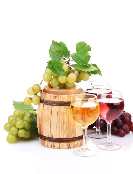 Barrel and glasses of wine, grapes, isolated on white — Stock Photo, Image