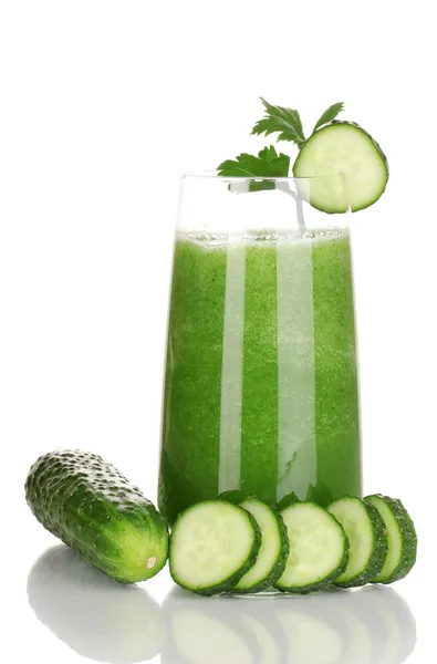 Glas komkommer sap geïsoleerd op wit — Stockfoto