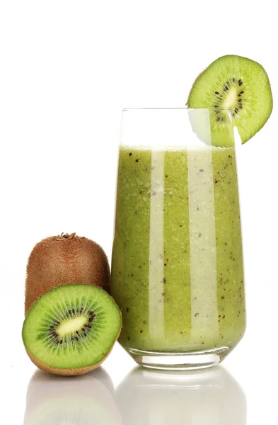 Copo de suco de kiwi fresco isolado em branco — Fotografia de Stock