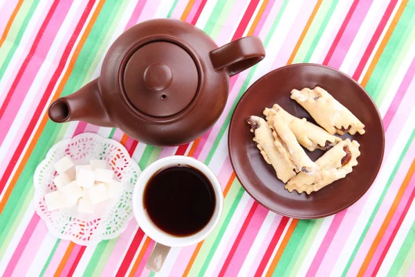 Widok z góry o filiżankę herbaty i czajnik na kolorowe obrusy — Zdjęcie stockowe