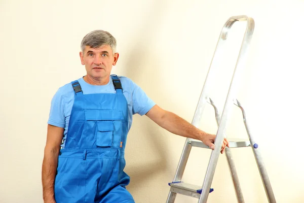 Handyman en casa cerca de la pared de cerca —  Fotos de Stock