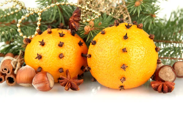Composición navideña con naranjas y abeto, aislado en blanco — Foto de Stock