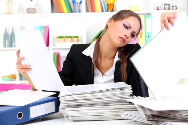 Travailleur de bureau avec des documents dans son lieu de travail — Photo