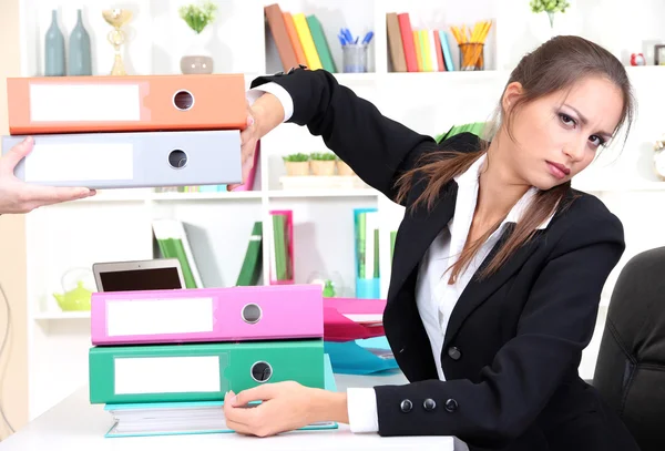 Donna d'affari stanca con documenti sul posto di lavoro — Foto Stock