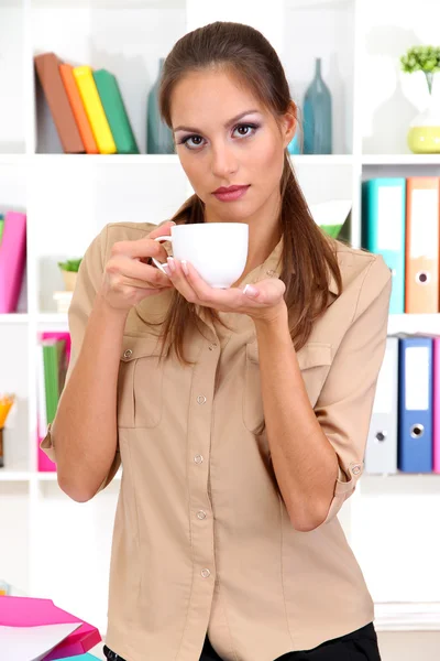 Mladá podnikatelka pije kávu — Stock fotografie