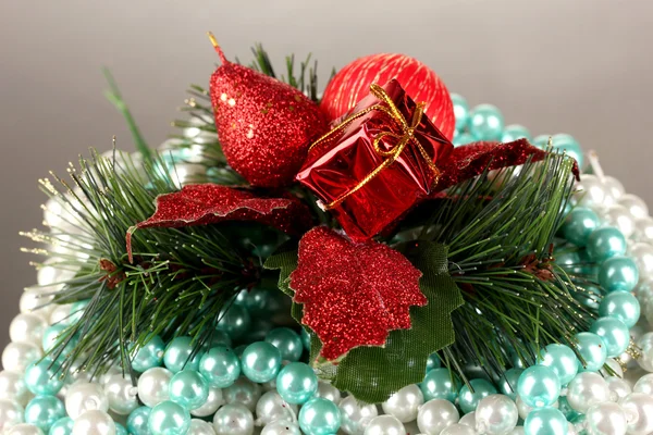 Decoração de Natal e caixas de presente no fundo cinza — Fotografia de Stock