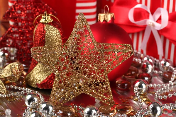 クリスマスの装飾と赤い背景上のギフト — ストック写真