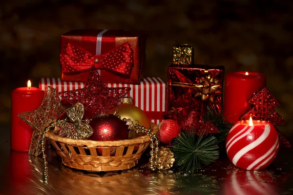 Decoración de Navidad y cajas de regalo sobre fondo oscuro — Foto de Stock