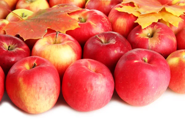 Manzanas rojas jugosas con hojas, aisladas en blanco — Foto de Stock