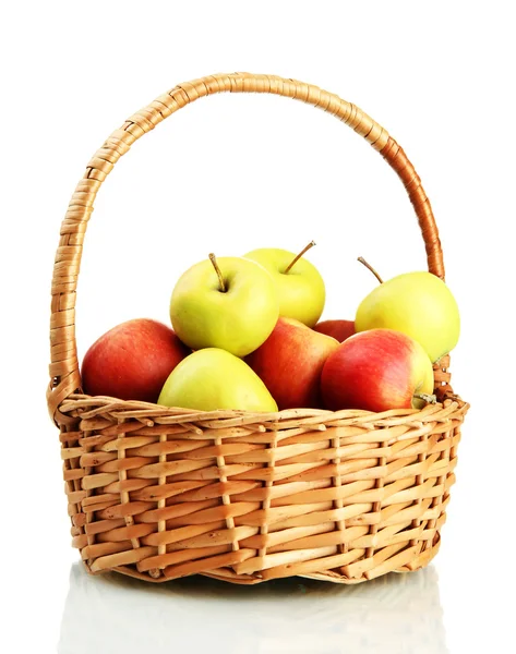 Сочные яблоки в корзине, изолированные на белом — стоковое фото