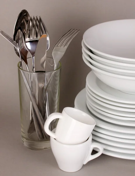 회색 배경에 흰색 접시를 청소 — 스톡 사진