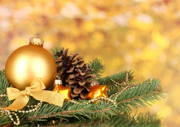 Juldekoration på gul bakgrund — Stockfoto