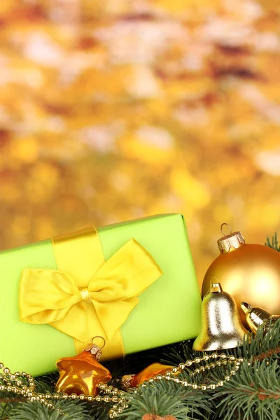 Χριστούγεννα διακόσμηση σε κίτρινο φόντο — Φωτογραφία Αρχείου