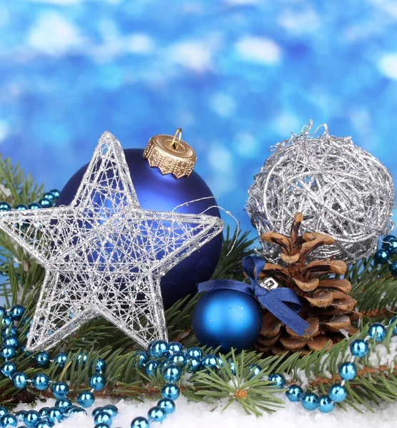 Kerst decoratie op blauwe achtergrond — Stockfoto