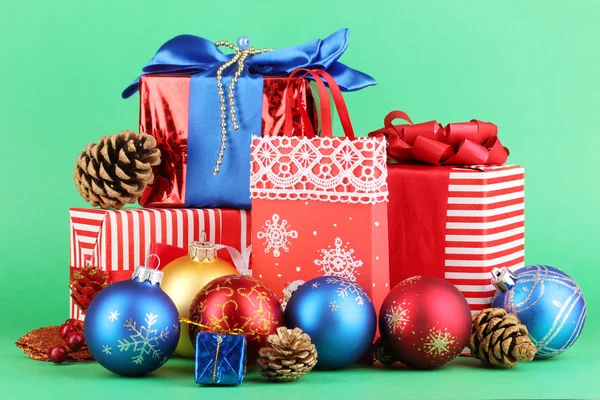 Zusammensetzung der Neujahrsdekoration und Geschenke auf grünem Hintergrund — Stockfoto
