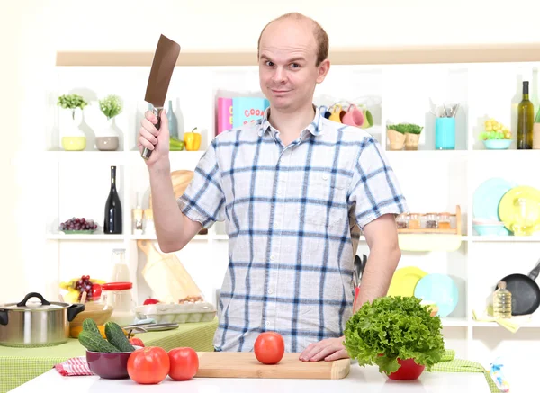 De jonge man bij de voorbereiding van de keuken — Stok fotoğraf