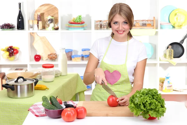Młoda dziewczyna w kuchni podczas gotowania — Zdjęcie stockowe