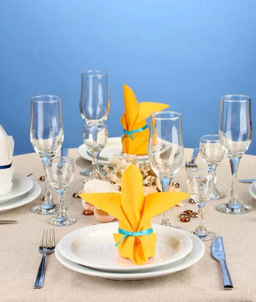 Tischdekoration in weißen und gelben Tönen auf farbigem Hintergrund — Stockfoto