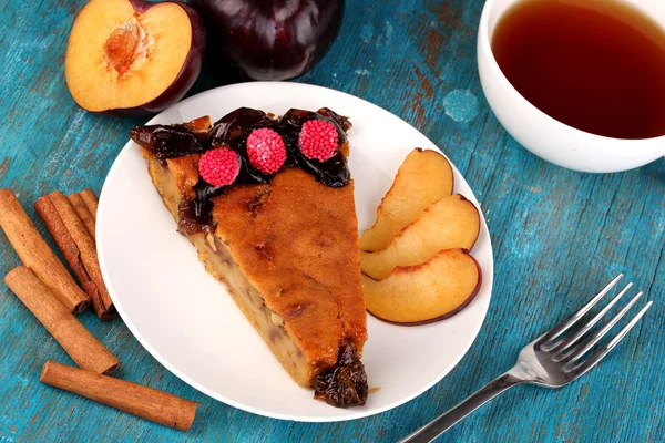 Leckere Torte auf Teller auf Holztisch — Stockfoto