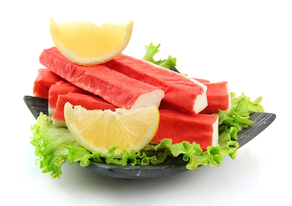 Saláta levelek, és a citrom, elszigetelt fehér tányérra tarisznyarák-rudak — Stock Fotó