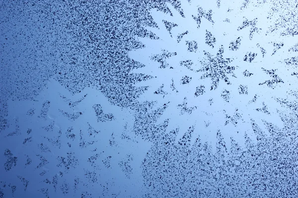 在窗口上的雪花图案 — 图库照片