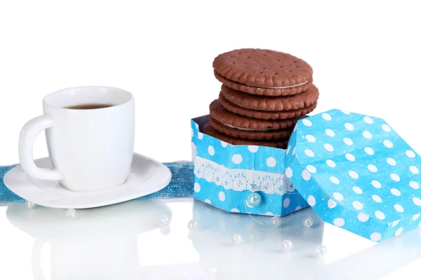 Chocolade koekjes met romige laag en kopje koffie op paarse achtergrond — Stockfoto