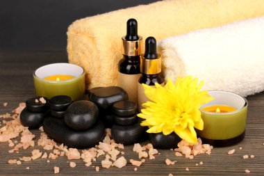 Spa ayarı gri arka plan üzerinde ahşap tablo