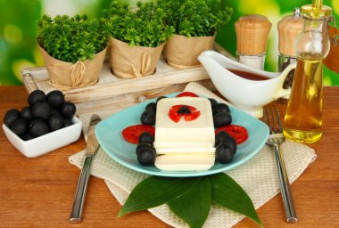 baharat ve ahşap masa yakın çekim üzerine süslenmiş plaka üzerinde beyaz peynir