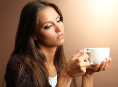 kahve kahverengi zemin üzerine ile güzel genç kadın