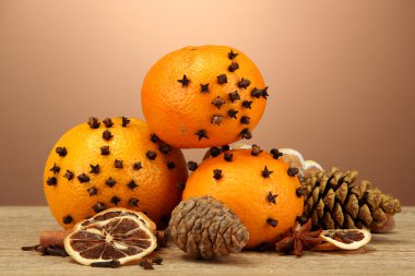 kompozisyon Noel baharat ve ahşap masa üstünde tangarines