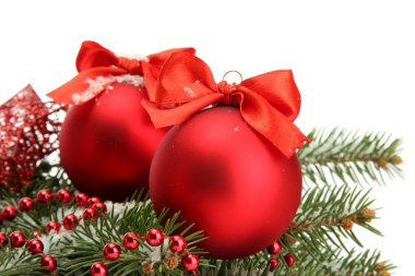 Noel topları ile üzerine beyaz izole kar köknar ağacı