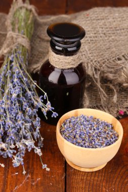 Lavanta çiçekleri ve kavanoz