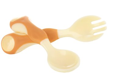 küçük bej kaşık ve çatal üzerinde beyaz izole bebekler için