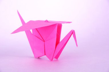 Origami turna mor zemin üzerine