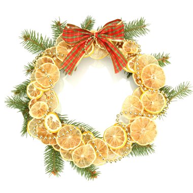 çam ağacı ve üzerinde beyaz izole yay ile kurutulmuş limon Noel çelenk