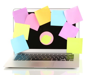 Boş etiketleri üzerinde beyaz izole olan dizüstü bilgisayar