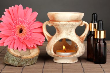 Aromaterapi lamba gri arka plan üzerinde