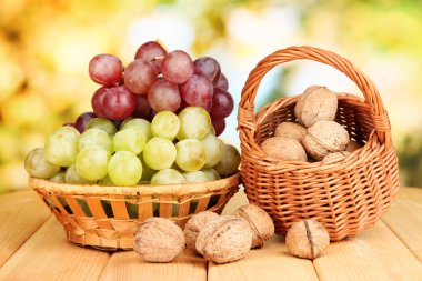 üzüm sepeti ahşap masa üzerinde fındık